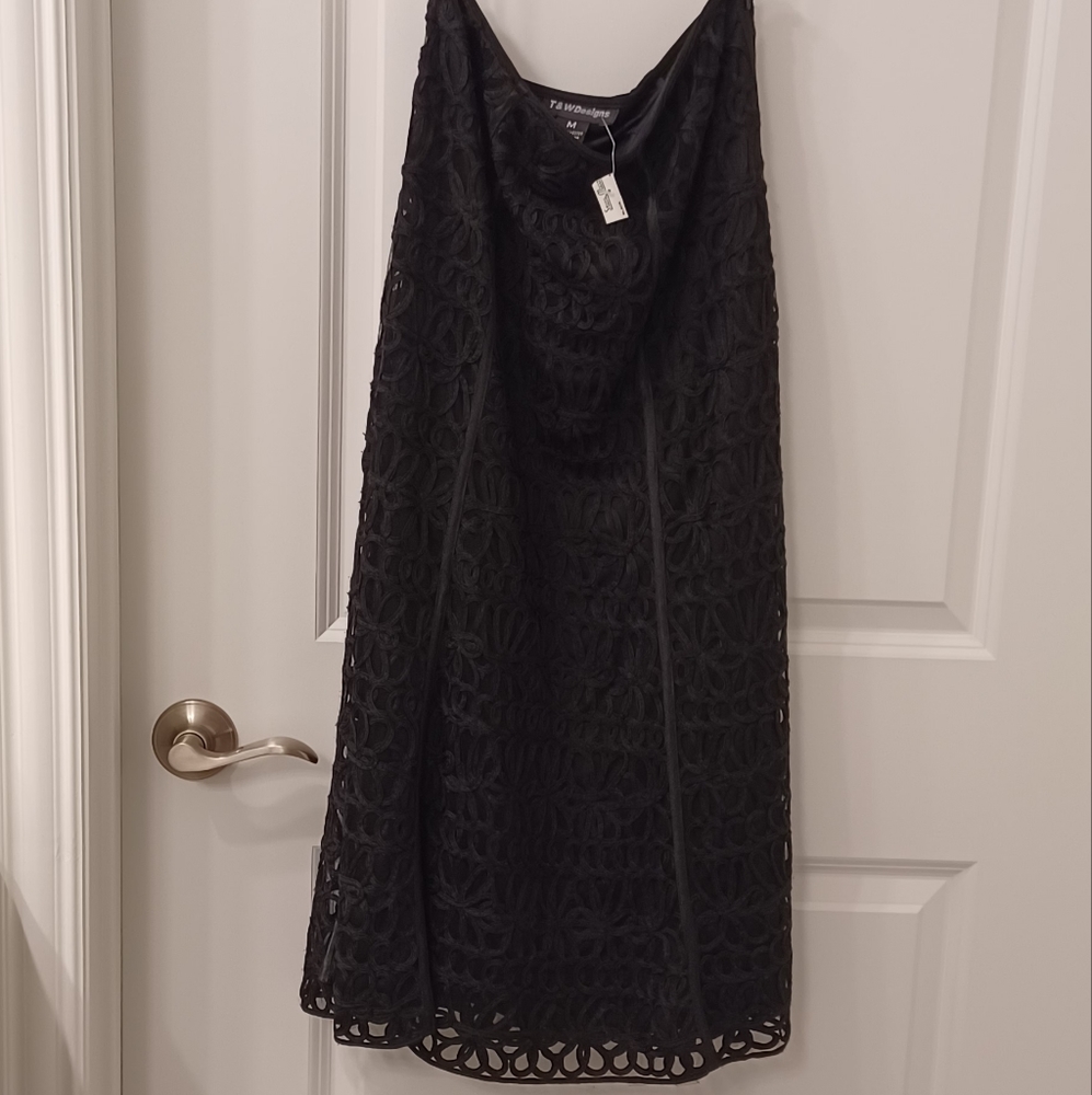 T&W DESIGN 100% POLYESTER Beautiful Black skirt size Medium . NEW NEVER WORN